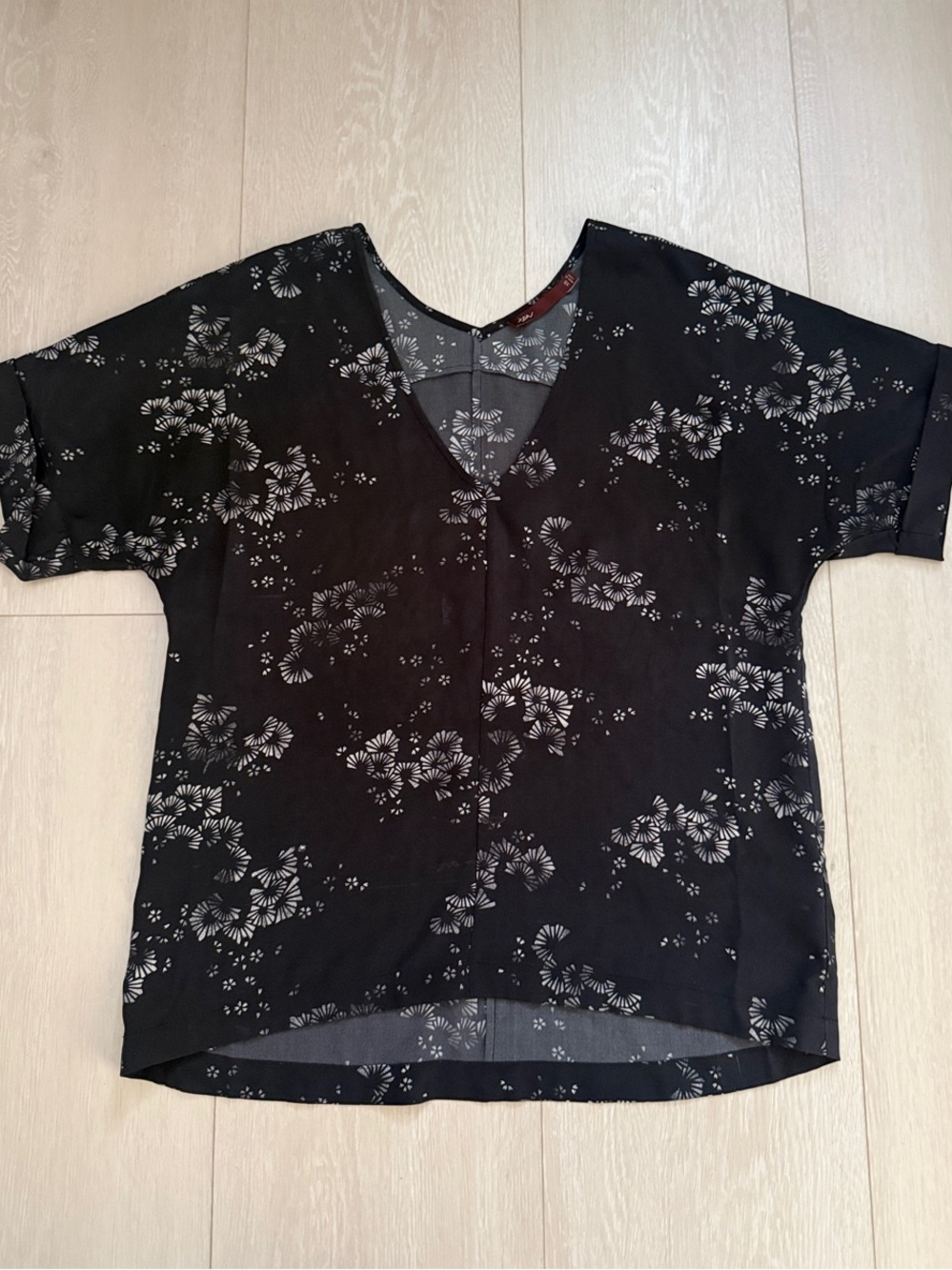 Tea 100% Silk Black Floral V-Neck Short Sleeve Blouse